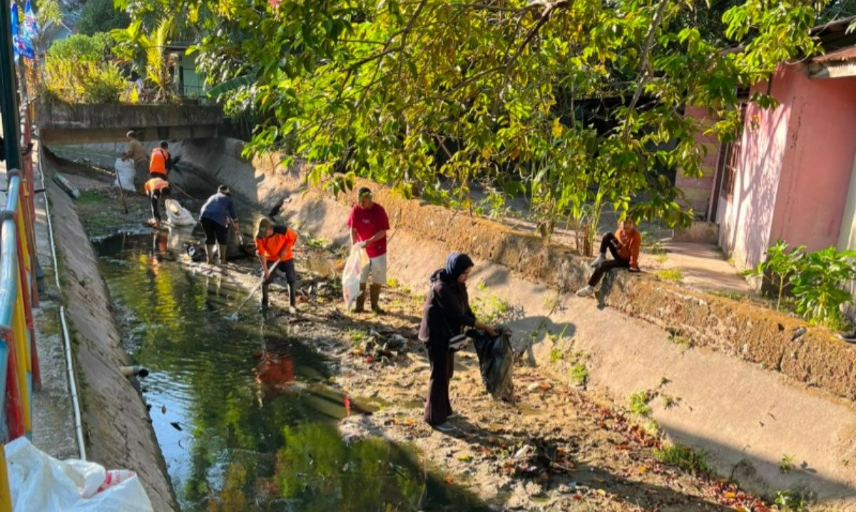 Jumat Bakti Bapas Tanjungpandan Bersama DLH dan Masyarakat Bersihkan Aliran Sungai Sambut HUT Ke-81 RI